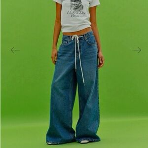 WIDE DRAWSTRING
JEANS IN BLUE